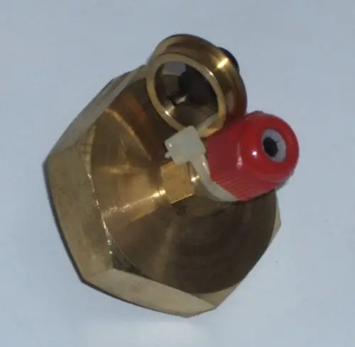 Adapter aus Messing mit einem redenden Drehknopf und einer Verbindungsstelle. Das Produkt gehört zur Marke Daikin.